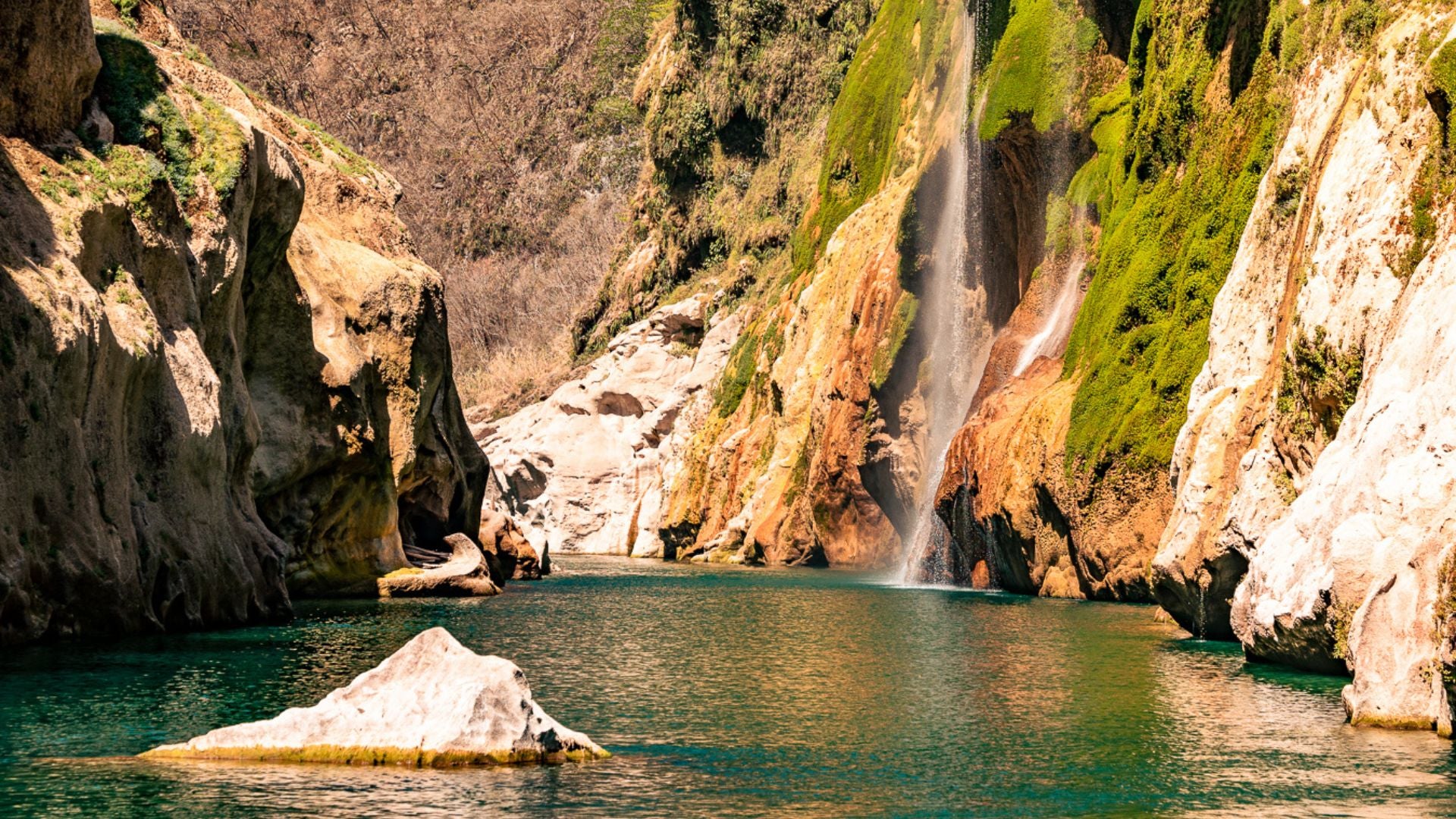 Scenic image with water